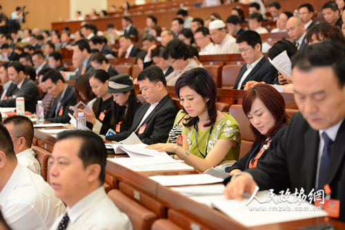 6、深圳市政協(xié)六屆一次會議5月28日開幕，委員們認真聽會_副本