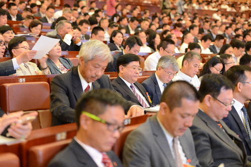 5、深圳市政協(xié)六屆一次會議5月28日開幕，委員們認真聽會