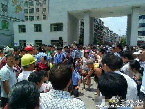 據(jù)報(bào)道，楊波、唐建玉之前所反映的問(wèn)題當(dāng)?shù)仡I(lǐng)導(dǎo)非常重視，多次接訪，并召集相關(guān)部門(mén)對(duì)其反映的問(wèn)題進(jìn)行了調(diào)查并依法依規(guī)作出了處理，但楊波、唐建玉等人認(rèn)為處理結(jié)果未達(dá)到個(gè)人訴求目的，又再次上訪。圖為事發(fā)現(xiàn)場(chǎng)。