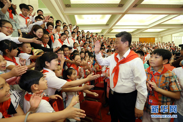 6月1日，黨和國家領(lǐng)導(dǎo)人習(xí)近平、劉云山等在北京人民大會堂親切會見中國少年先鋒隊第七次全國代表大會全體代表。 新華社記者 馬占成 攝