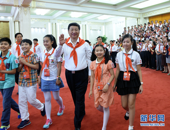 6月1日，中國少年先鋒隊第七次全國代表大會在北京開幕。這是習近平、劉云山等來到人民大會堂，與代表們親切握手，并合影留念。 新華社記者 王曄 攝