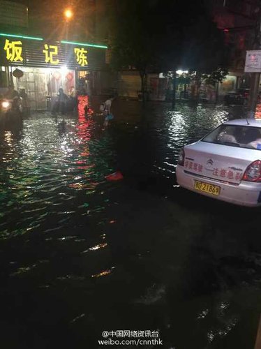 而湖北荊州監(jiān)利縣由于持續(xù)降雨，多條道路被淹，水深大約60公分，目前當(dāng)?shù)卣诮M織公安，武警等部門轉(zhuǎn)移群眾。