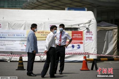 當地時間2015年6月2日，韓國首爾，韓國MERS疫情目前已造成2人死亡，疫情在全國范圍內拉響警報，醫院設立隔離區，民眾出行戴口罩。