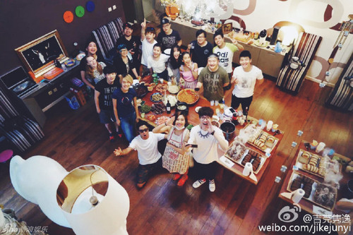 6月2日，歌手吉克雋逸通過微博曬出一組在劉歡家慶祝六一的照片，照片中，吉克雋逸等一行人不僅在劉歡家享受豐盛的美食，更和劉歡一起彈琴演奏，非常歡樂。