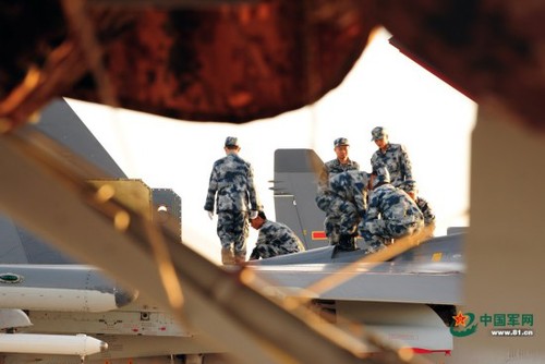 戰機安全升空，離不開機務兵的嚴格把關。李愛明 攝