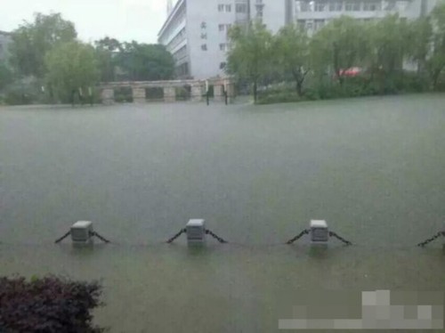 圖為暴雨中的南京。5