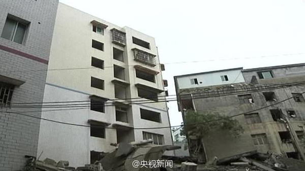 6月9日凌晨1點(diǎn)多，家住貴州遵義一棟七層樓房里的姬遠(yuǎn)奎夫婦，突然被一聲悶響吵醒，兩人發(fā)現(xiàn)家中墻體在掉灰，墻磚像在整體往下掉。意識(shí)到可能是垮塌后，夫婦倆趕緊挨家挨戶(hù)敲門(mén)叫大家撤離。半個(gè)小時(shí)后樓垮塌了，幸好68名住戶(hù)已全部安全撤出。張杰 攝 圖片來(lái)源：央視新聞官方微博1