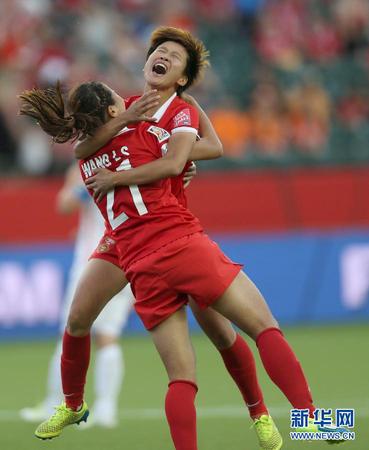 6月11日，中國隊球員王麗思（前）進球后與隊友婁佳惠擁抱慶祝。當日，在加拿大埃德蒙頓英聯(lián)邦體育場舉行的第七屆國際足聯(lián)女足世界杯A組小組賽中，中國隊以1比0戰(zhàn)勝荷蘭隊。 新華社記者秦朗攝