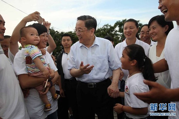 6月13日，中共中央政治局常委、全國政協主席俞正聲來到廈門市海滄區青礁村院前社出席兩岸“同名村、心連心”交流活動，并與部分前來參加第七屆海峽論壇的鄉親座談。這是俞正聲在社區的小路上與兩岸同名村的鄉親親切交談。 新華社記者劉衛兵攝