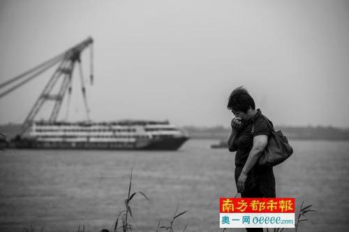 6月10日，遇難者家屬在岸邊哭泣。當日10時許，“東方之星”號客船被起吊船牽拉著緩緩拖離事發水域。 新華社發