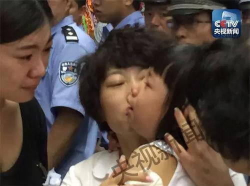 烈士袁帥的妻子和不滿3歲的女兒。