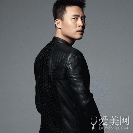 活動比預計時間結束得晚，他自己開車把記者送回家，雖然他鼻孔大長得一般，但此時此刻卻散發(fā)出了男神般的光輝。