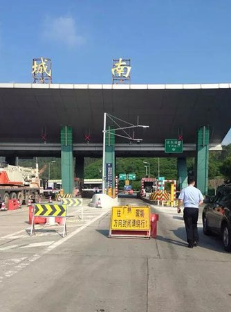 記者從現場傳來消息，目前，粵贛高速河源城南入口往廣州、深圳方向已封閉。