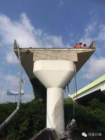 目前民警仍在事故現(xiàn)場勘測，事故當(dāng)中人員傷亡情況仍在統(tǒng)計，事故原因正在調(diào)查當(dāng)中。