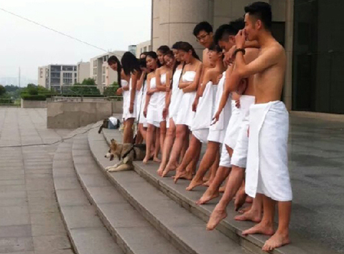 中國礦業(yè)大學(xué)校園內(nèi)多學(xué)生裹浴巾拍攝畢業(yè)照的照片被大量轉(zhuǎn)發(fā)，網(wǎng)友自嘆不如：“城里大學(xué)生真會玩。”1