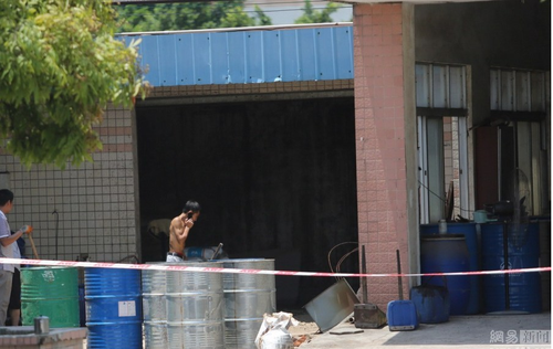 　據(jù)工廠附近便利店店主介紹，他先后聽(tīng)到兩聲爆炸，“爆炸的聲音很響，我還以為是附近馬路上的汽車(chē)爆胎的聲音呢”。然而，就在店主正在思索是什么響聲時(shí)，對(duì)面的工廠內(nèi)突然冒出大量的白色濃煙，并伴有非常刺鼻的味道傳來(lái)。圖為工人在現(xiàn)場(chǎng)清理。
