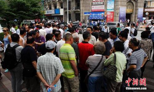資料圖：6月13日，位于上海廣東路的申銀萬(wàn)國(guó)黃浦營(yíng)業(yè)部門(mén)前人頭攢動(dòng)，沉寂了很長(zhǎng)一段時(shí)間的“馬路股市沙龍”重現(xiàn)上海街頭。湯彥俊 攝