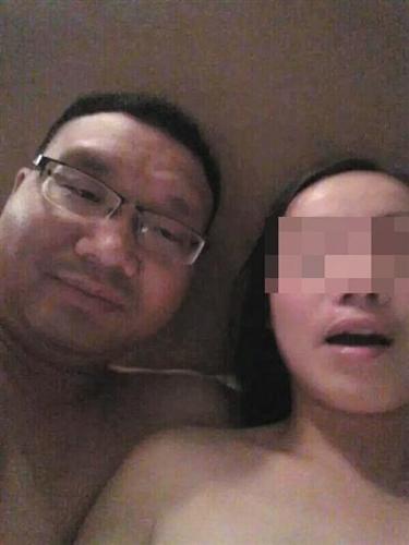 副鎮(zhèn)長鄧衛(wèi)與一名女子的床照被公布在舉報網(wǎng)帖中。