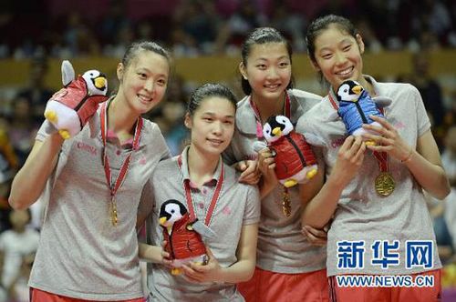 7月5日，中國隊隊員惠若琪（左一）、王夢潔（左二）、袁心玥（右二）、朱婷在領獎臺上。當日，2015世界女排大獎賽北侖站比賽落下帷幕，中國隊以3比1戰勝俄羅斯隊，以三戰全勝的成績奪得2015世界女排大獎賽北侖站冠軍。新華社記者鞠煥宗攝 - 副本