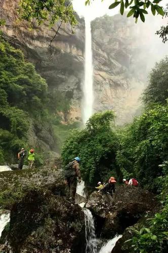 7月5日，上海一名驢友在浙江仙居縣淡竹鄉朱坑里瀑布“瀑降”時，被卷入瀑布中，警民合力營救數小時，但該名驢友還是不幸身亡。圖為救援現場。