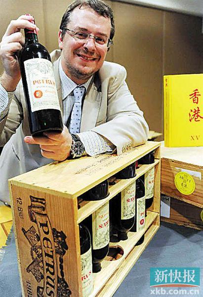 2011年香港拍賣行工作人員在某大型名酒拍賣會媒體預展上介紹6瓶2000年的柏翠寶名釀,當時估價40萬至56萬港元。新華社發