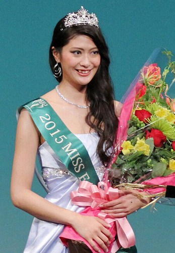 世界四大選美比賽之一的“Miss Earth”11日在東京舉行比賽，24歲的新潟女孩山田彩乃脫穎而出成為2015地球小姐日本賽區代表。日本網友紛紛吐槽“長太丑”。