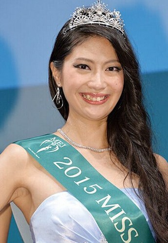 世界四大選美比賽之一的“Miss Earth”11日在東京舉行比賽，24歲的新潟女孩山田彩乃脫穎而出成為2015地球小姐日本賽區(qū)代表。日本網(wǎng)友紛紛吐槽“長太丑”。1