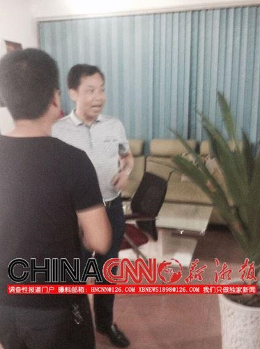 耒陽市文聯主席熊艾春在耒陽社區網站辦公室“討要說法”。