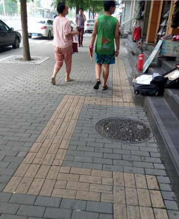北京一條700米盲道拐了40個(gè)彎2