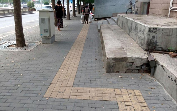 北京一條700米盲道拐了40個(gè)彎3