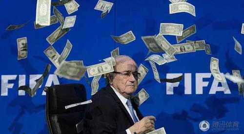 FIFA發布會被打斷，抗議者拿“錢”砸布拉特，神情落寞。
