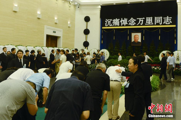 7月22日，萬(wàn)里遺體在北京火化，社會(huì)各界人士前往八寶山殯儀館進(jìn)行悼念。 中新社發(fā) 盛佳鵬 攝