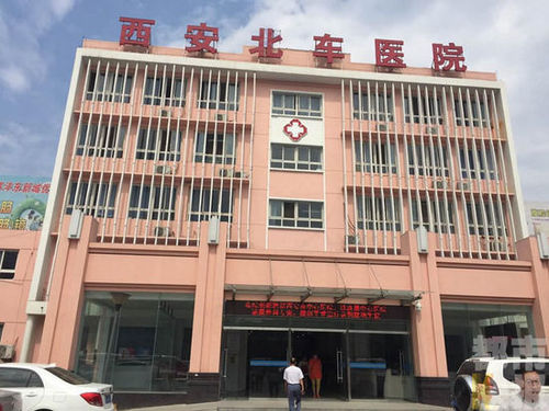 從視頻中可以看到，雖然有人一直在喊別打了，但這名男子一直在打老人耳光，還用腳狠踩老人頭部。據(jù)了解，此次事件導(dǎo)致賀阿姨一根肋骨斷裂，面部青紫，牙齒也被打掉了兩顆。而涉事的菜商，今年也五十多歲了，其打人的兒子則在三十歲左右。