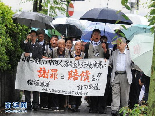 今年6月，二戰(zhàn)幸存中國(guó)勞工及遺屬冒雨前往大阪地方法院起訴日本政府。（資料圖）