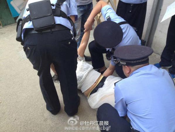 7月21日，牡丹江市公安局巡警支隊四大隊接到指揮中心指令：在當?shù)貝勖窠謻|小一條路附近的一家旅店內(nèi)，一對男女正因情感糾紛發(fā)生爭執(zhí)，女子做出強烈的輕生行為。接報后，警方立即趕赴案發(fā)現(xiàn)場。據(jù)出警巡警介紹，當時女子站在七樓陽臺，一條腿已經(jīng)懸空，旁邊有一個男子，二人還在爭執(zhí)。期間，女子大喊“你欺騙我”一類的言語。巡警先將兩人分開，分別進行勸導(dǎo)，穩(wěn)定雙方的情緒。隨后，巡警將女子送回到其住處，她突然拿起剛剛打碎的玻璃碎片和隨身攜帶的安眠藥吞入口中，并且情緒激動地抓起一塊玻璃碎片要割腕自殺。巡警見狀，立即控制住女子的雙手，同時撥打120急救電話。隨后，女子被120急救車送往醫(yī)院救治。[!--empirenews.page--]