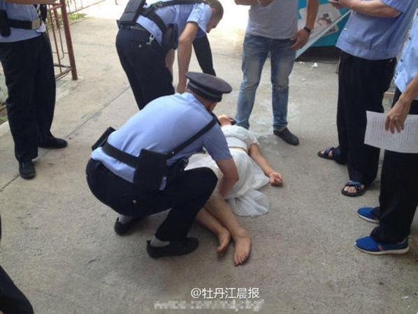 據(jù)輕生女子母親介紹，該女子是吉林省四平人，性格內(nèi)向，男子是黑龍江省綏化人，兩人通過網(wǎng)絡(luò)交友相識，隨后發(fā)展成情侶關(guān)系，但因女子與男子年齡相差10歲，遭到家人的強烈反對，女子執(zhí)意來牡與男子相見。兩人相見后，感覺和網(wǎng)上信息差別很大，便產(chǎn)生分歧，女子隨后作出極端行為。目前，該女子沒有生病危險，但因吞服了碎玻璃仍需留院觀察。