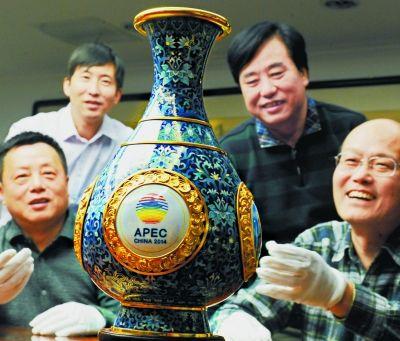 《四海升平》景泰藍賞瓶由中國七位國家級、北京市工藝美術大師聯手創作，以藏于北京故宮博物院的霽紅釉玉壺春瓶為原型，實現了傳統和創新的融合。