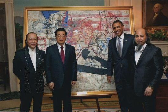 圖為胡錦濤、奧巴馬和《八位美國總統和長城》的作者周氏兄弟在油畫前合影。