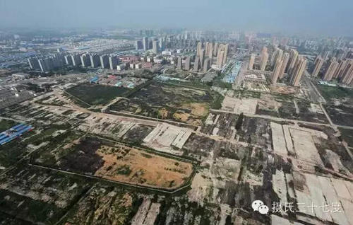 在空中看，鄭州多個城中村的房子，均呈半塌狀態，還不時有工程車正在施工作業，有網友戲稱，鄭州現在就是個大工地，像“地震災區”。中州大道南三環北側的拆遷工地。