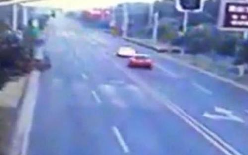 事故監(jiān)控畫面，前方白車色為教練車。 視頻截圖