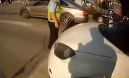 　可該女子卻突然發動車輛向前走，與一名協警察發生擦碰。