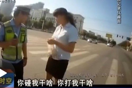 　隨后協警在爭執時抬手碰到了她。