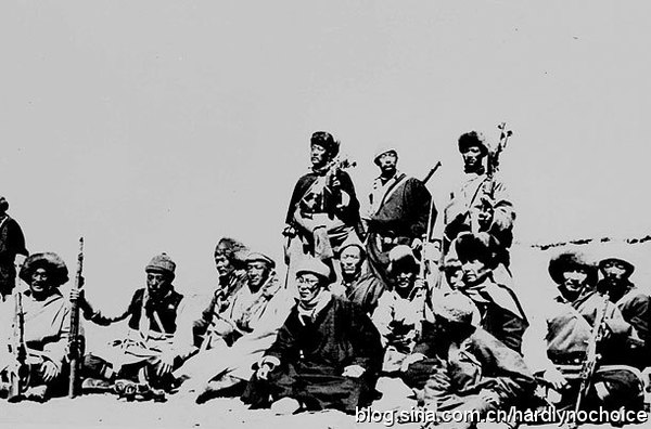 1959年，喬裝成農(nóng)民的達賴?yán)镌谥星榫钟?xùn)練的特務(wù)人員的陪同下逃往印度。圖片來源：鳳凰網(wǎng)