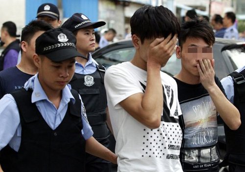 　廣東警方突擊汕尾海豐涉毒娛樂場所。廣州日報記者 張偉清邵權達攝影1
