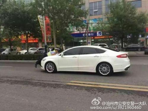 8月14日，滄州交警被頂在引擎蓋上，車輛行駛了400多米。