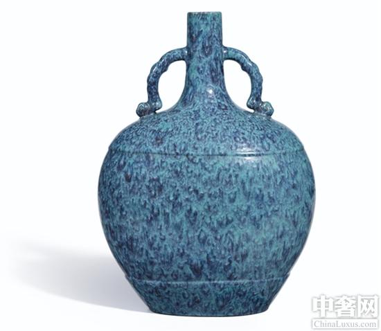 清乾隆時期的爐鈞釉如意耳扁壺(1208萬港元)