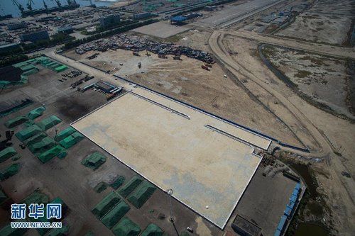 8月27日消息，日前，一個占地總面積約2萬平方米的防滲池在距離天津港爆炸事故核心區約4公里處的天津港海鐵一號路建成，用于存放從事故現場清理出的污染土。 新華社記者 郭昱 攝