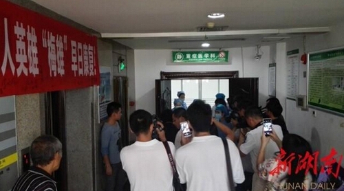 圖為市民在走廊等待送梅雄最后一程。