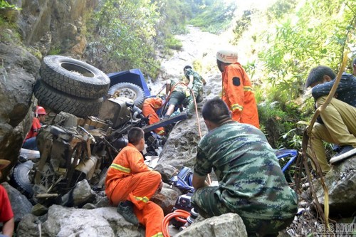 翻下山崖瞬間推出兒子 農用車翻下山崖 父親推出兒子 遇難