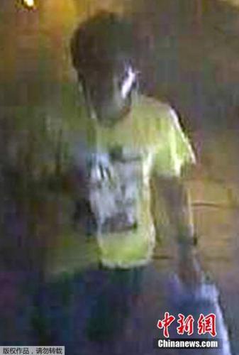 當地時間2015年8月18日，泰國國家警察總署公布曼谷四面佛路口爆炸案嫌犯照片，可疑男子身穿深色短褲、黃色上衣，將背包放置在爆炸區域，一分鐘之后就發生爆炸。
